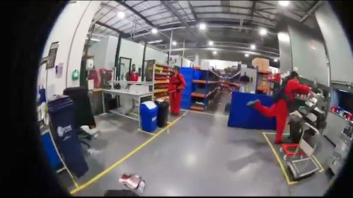 沖破三道安全圍欄,英國反戰(zhàn)人士闖入以色列軍工廠拆卸武器生產設備